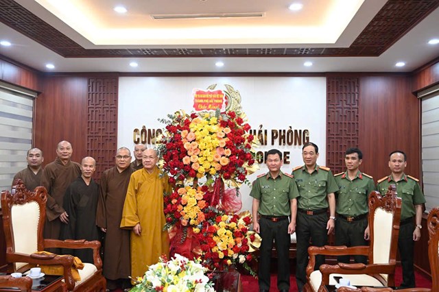 Ban trị sự GHPGVN thành phố Hải Phòng tặng hoa chúc mừng Công an thành phố nhân kỷ niệm 80 năm ngày thành lập Lực lượng Công an Nhân dân (19/08/1945 – 19/08/2025)