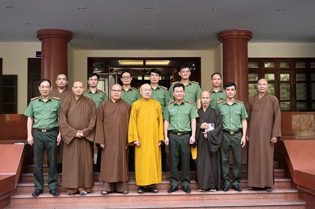 Phái đoàn BTS GHPGVN TP Hải Phòng và tập thể lãnh đạo Công an thành phố chụp ảnh lưu niệm.