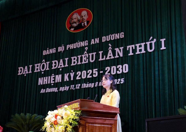 Đồng chí Trần Thị Quỳnh Trang – Bí thư Đảng ủy, Chủ tịch HĐND phường – phát biểu quán triệt tại phiên trù bị.