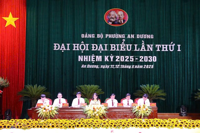 Đoàn Chủ tịch điều hành phiên trù bị Đại hội.