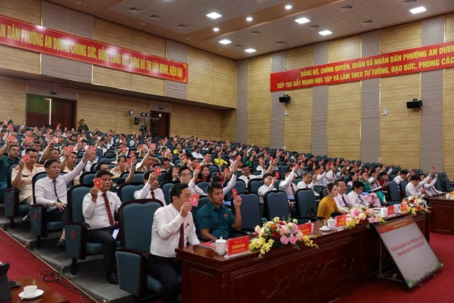 Các đại biểu biểu quyết thông qua các nội dung chương trình Đại hội.