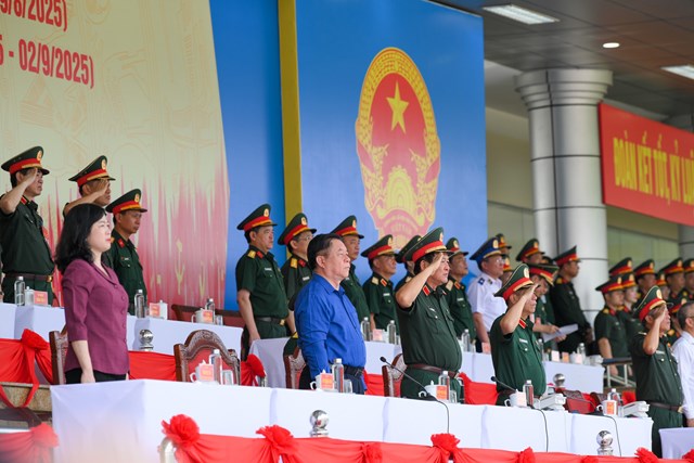 Đại biểu thực hiện nghi thức chào cờ.