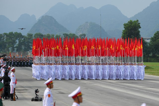 Đi đầu đoàn diễu binh, diễu hành là khối cờ Đảng, cờ Tổ quốc.