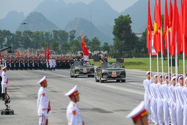 Dẫn đầu là xe chỉ huy xe tổ Quân kỳ toàn quân