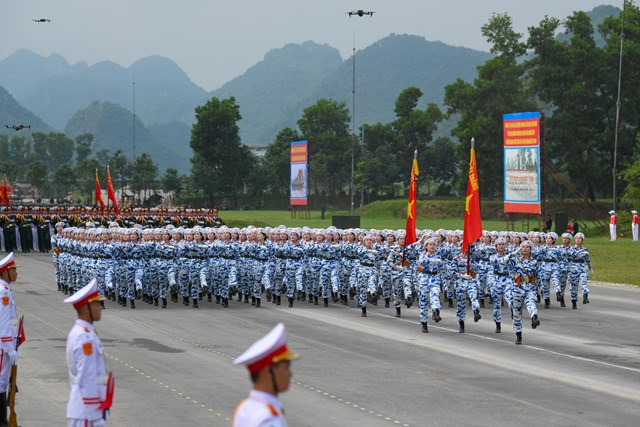 Khối nữ chiến sĩ quân y.