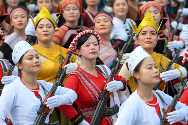 Khối nữ dân quân các dân tộc Việt Nam.