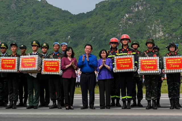 Trong không khí hào hùng, phấn khởi, các đồng chí Nguyễn Trọng Nghĩa, Bùi Thị Minh Hoài cùng các đồng chí lãnh đạo ban, bộ, ngành dự tổng hợp luyện đã tặng quà, động viên các chiến sĩ tham gia hợp luyện.