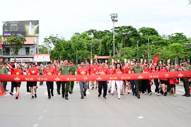 Lãnh đạo thành phố và các đại biểu thực hiện nghi thức cắt băng xuất phát tại Quảng trường Nhà hát TP Hải Phòng.
