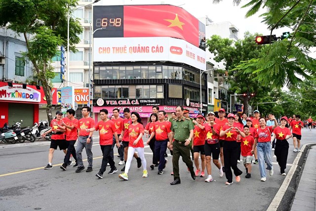 Các đại biểu, cán bộ chiến sĩ Công an thành phố cùng nhân dân di chuyển qua các tuyến phố trung tâm, hưởng ứng chương trình.