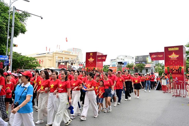Không khí phấn khởi, đoàn kết trong từng bước chân của người tham gia.