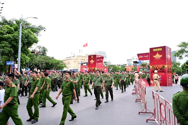 Các đại biểu và người dân cán đích, hoàn thành lộ trình hưởng ứng “1 tỷ bước chân
