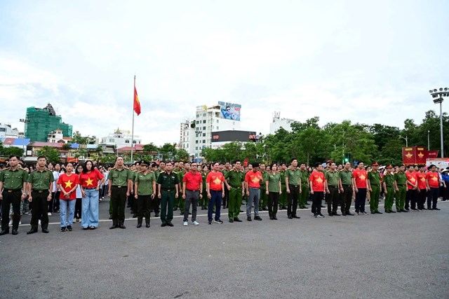 Toàn cảnh Lễ phát động tại Quảng trường Nhà hát thành phố với sự tham gia đông đảo các lực lượng và người dân.