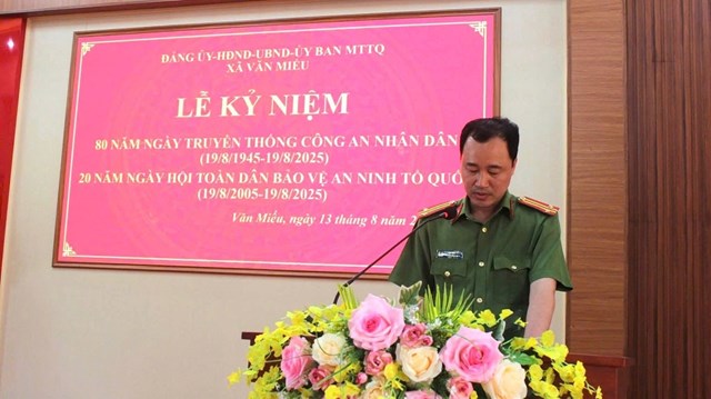 Các lãnh đạo xã phát biểu.