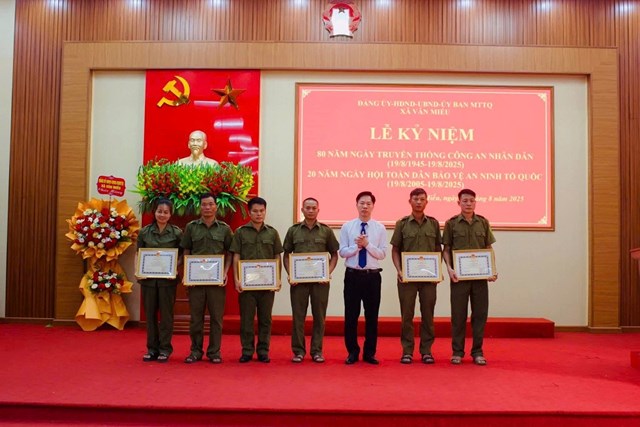 Khen thưởng cho c&aacute;c tập thể, c&aacute; nh&acirc;n đ&atilde; c&oacute; th&agrave;nh t&iacute;ch xuất sắc trong phong tr&agrave;o To&agrave;n d&acirc;n bảo vệ an ninh Tổ quốc.