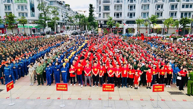 C&aacute;n bộ, chiến sĩ C&ocirc;ng an tỉnh Quảng Ninh c&ugrave;ng đo&agrave;n vi&ecirc;n, thanh ni&ecirc;n, nh&acirc;n d&acirc;n hưởng ứng sự kiện &ldquo;C&ugrave;ng Việt Nam tiến bước&rdquo; với kh&iacute; thế đo&agrave;n kết, đồng l&ograve;ng.