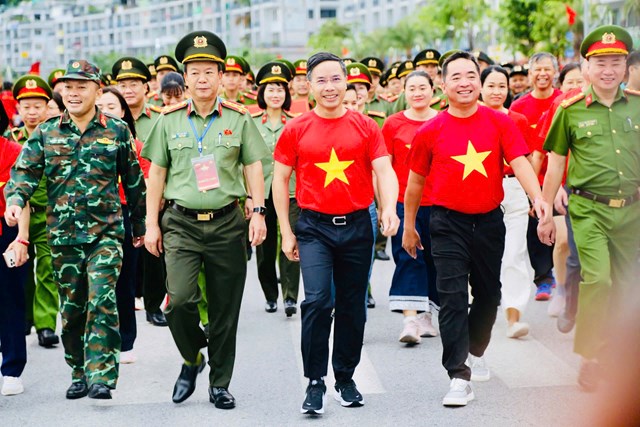 Ngay sau lễ khai mạc, đồng ch&iacute; Phạm Đức Ấn, Ph&oacute; B&iacute; thư Tỉnh ủy, Chủ tịch UBND tỉnh c&ugrave;ng c&aacute;c đại biểu xuống đường h&ograve;a c&ugrave;ng người d&acirc;n tham gia sự kiện.