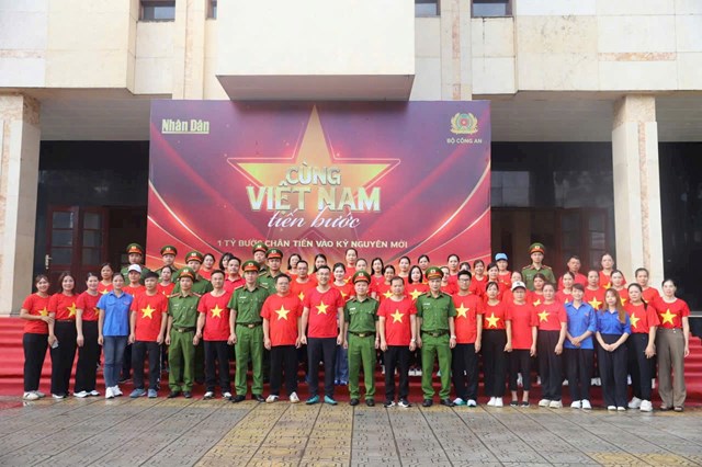 L&atilde;nh đạo C&ocirc;ng an tỉnh Quảng Ninh, c&ugrave;ng c&aacute;n bộ, chiến sĩ v&agrave; đ&ocirc;ng đảo người d&acirc;n hăng h&aacute;i tham gia đi bộ trong sự kiện &ldquo;C&ugrave;ng Việt Nam tiến bước&rdquo;.