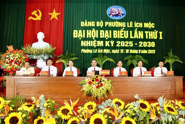 Đoàn Chủ tịch điều hành phiên làm việc Đại hội đại biểu Đảng bộ phường Lê Ích Mộc lần thứ I, nhiệm kỳ 2025–2030.