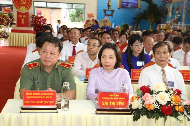 Các đại biểu tham dự Đại hội, trong đó có Thiếu tướng Nguyễn Quốc Hùng – Phó Chủ nhiệm Ủy ban Quốc phòng, An ninh và Đối ngoại của Quốc hội và đồng chí Sái Thị Yến – Thành ủy viên, Phó Chánh Văn phòng Thành ủy.