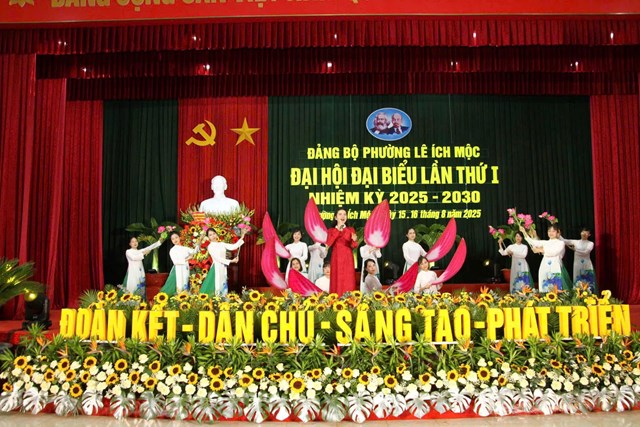 Tiết mục văn nghệ chào mừng Đại hội đại biểu Đảng bộ phường Lê Ích Mộc lần thứ I.