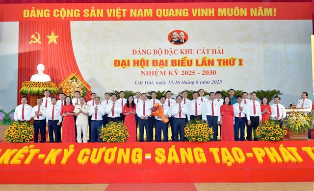Ban Chấp hành Đảng bộ đặc khu Cát Hải nhiệm kỳ 2025–2030 ra mắt tại Đại hội lần thứ I.