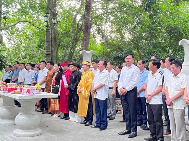 Song hành với phát triển kinh tế - xã hội, Mường Chọng còn quan tâm bảo tồn và phát huy giá trị văn hóa truyền thống, lịch sử – tâm linh đặc sắc. Trong đó, Đền Chọng không chỉ là điểm tựa tinh thần của Nhân dân, mà còn trở thành biểu tượng văn hóa – lịch sử, góp phần gìn giữ bản sắc và giáo dục thế hệ trẻ về truyền thống quê hương.