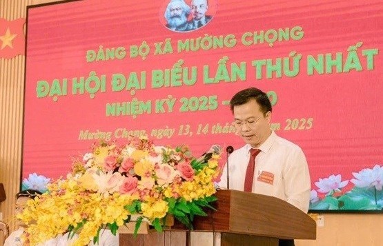 Đồng chí Trần Văn Tuấn – Bí thư Đảng ủy, Chủ tịch HĐND xã, thay mặt Ban Chấp hành trình bày các mục tiêu phát triển kinh tế - xã hội tại Đại hội