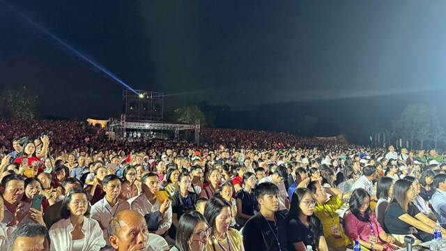 H&agrave;ng vạn người d&acirc;n v&agrave; du kh&aacute;ch tham dự Lễ c&ocirc;ng bố tại Quảng trường Minh T&acirc;m, Quảng Ninh.