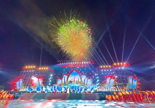 M&agrave;n ph&aacute;o hoa rực rỡ ch&agrave;o mừng sự kiện Y&ecirc;n Tử &ndash; Vĩnh Nghi&ecirc;m &ndash; C&ocirc;n Sơn, Kiếp Bạc được UNESCO vinh danh.