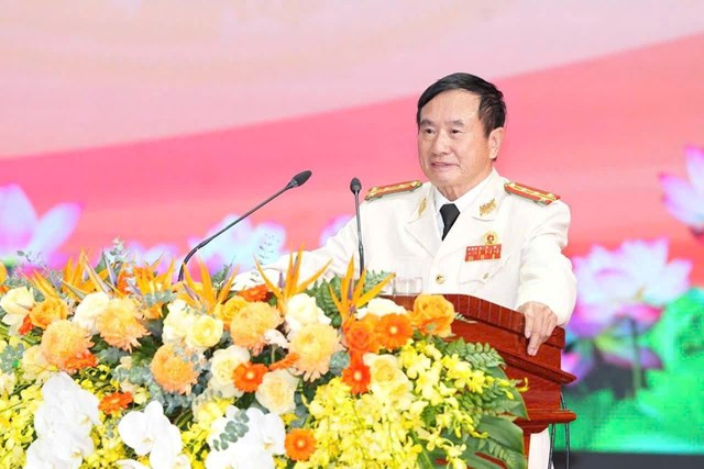 Đại t&aacute; Phạm Hiệp, Chủ tịch Hội Cựu CAND th&agrave;nh phố, nguy&ecirc;n Ph&oacute; Gi&aacute;m đốc CATP thay mặt c&aacute;c thế hệ CBCS C&ocirc;ng an đi trước ph&aacute;t biểu tại buổi Lễ.