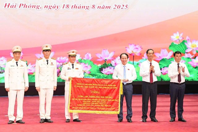 Đồng ch&iacute; B&iacute; thư Th&agrave;nh ủy L&ecirc; Tiến Ch&acirc;u trao tặng Hu&acirc;n chương chiến c&ocirc;ng cho c&aacute;c tập thể, c&aacute; nh&acirc;n.