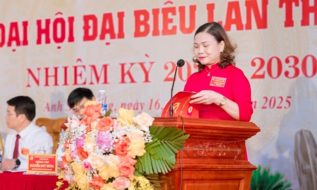 Đồng chí Trần Thị Âu- Bí thư Đảng ủy xã Anh Sơn Đông phát biểu