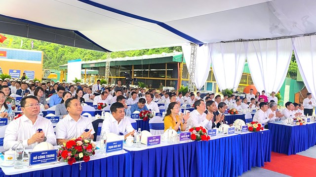 C&aacute;c đại biểu dự lễ khởi c&ocirc;ng c&ocirc;ng tr&igrave;nh, dự &aacute;n trọng điểm tại điểm cầu tỉnh Quảng Ninh