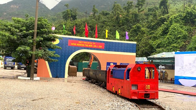 Dự &aacute;n khai th&aacute;c hầm l&ograve; phần mở rộng Mỏ H&agrave; R&aacute;ng tại lễ khởi c&ocirc;ng