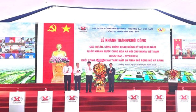 Bộ trưởng Bộ Gi&aacute;o dục v&agrave; Đ&agrave;o tạo Nguyễn Kim Sơn trao hoa tặng l&atilde;nh đạo tỉnh Quảng Ninh v&agrave; C&ocirc;ng ty Than H&ograve;n Gai