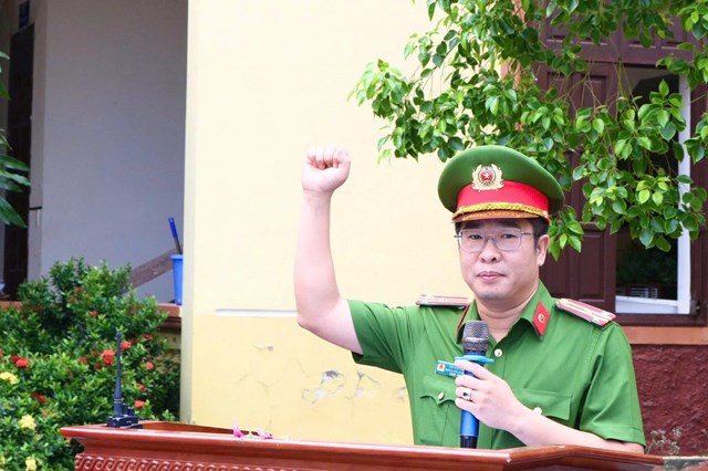 Lãnh đạo Công an phường Thủy Nguyên phát động, kêu gọi quyết tâm thực hiện cao điểm xây dựng địa bàn không ma túy năm 2025.