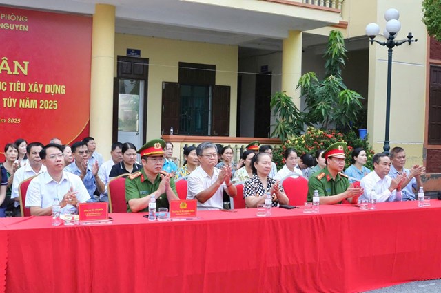 Các đại biểu, lãnh đạo địa phương và nhân dân tham dự Lễ ra quân.