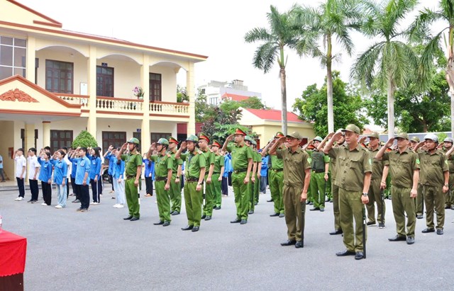 Lực lượng Công an phường Thủy Nguyên trong đội hình chuẩn bị ra quân.