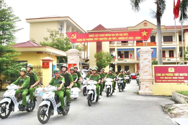 Lực lượng Công an phường Thủy Nguyên diễu hành, thể hiện quyết tâm xây dựng địa bàn không ma túy.