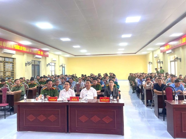 C&aacute;c đại biểu, l&atilde;nh đạo địa phương v&agrave; lực lượng C&ocirc;ng an phường An Phong dự Lễ ra qu&acirc;n.