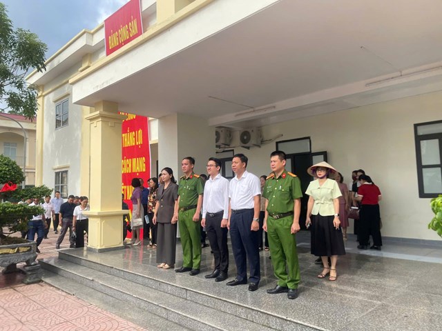 To&agrave;n thể đại biểu v&agrave; lực lượng tham dự thực hiện nghi lễ ch&agrave;o cờ.