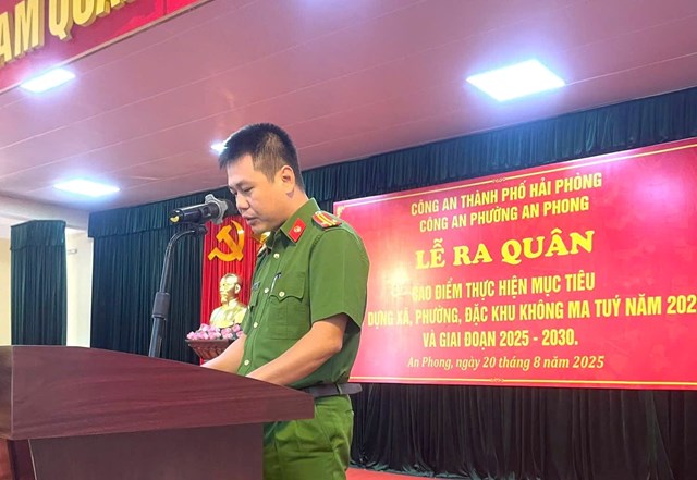 Đại diện C&ocirc;ng an phường An Phong ph&aacute;t biểu tại Lễ ra qu&acirc;n.