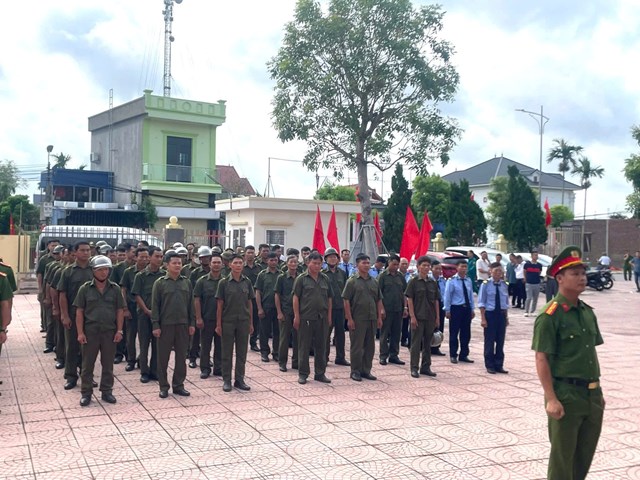 Lực lượng C&ocirc;ng an phường An Phong c&ugrave;ng c&aacute;c ban, ng&agrave;nh, đo&agrave;n thể địa phương tham gia Lễ ra qu&acirc;n, thể hiện quyết t&acirc;m x&acirc;y dựng khu d&acirc;n cư an to&agrave;n, l&agrave;nh mạnh