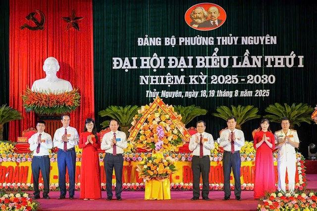 Đồng chí Lê Tiến Châu, Uỷ viên Trung ương Đảng, Bí thư Thành uỷ, Trưởng đoàn Đại biểu Quốc hội thành phố Hải Phòng tặng hoa chúc mừng Đại hội đại biểu Đảng bộ phường Thuỷ Nguyên lần thứ I, nhiệm kỳ 2025 - 2030