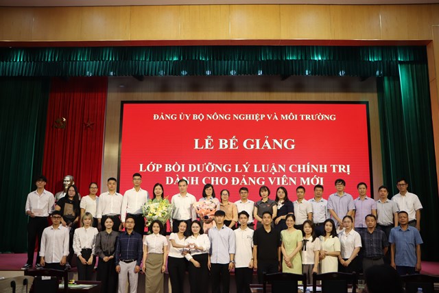 Đảng ủy Bộ Nông nghiệp và Môi trường: Bế giảng lớp Bồi dưỡng lý luận chính trị dành cho đảng viên mới năm 2025 - Ảnh 8