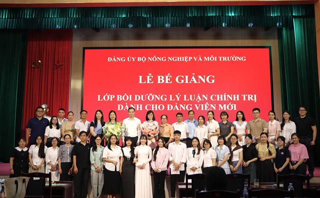 Đảng ủy Bộ Nông nghiệp và Môi trường: Bế giảng lớp Bồi dưỡng lý luận chính trị dành cho đảng viên mới năm 2025 - Ảnh 9