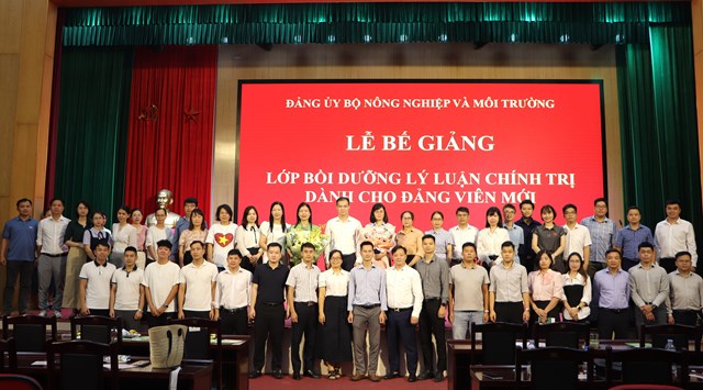 Đảng ủy Bộ Nông nghiệp và Môi trường: Bế giảng lớp Bồi dưỡng lý luận chính trị dành cho đảng viên mới năm 2025 - Ảnh 10