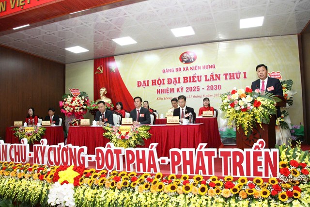 Đại biểu biểu quyết thông qua Nghị quyết Đại hội Đảng bộ xã Kiến Hưng lần thứ I.