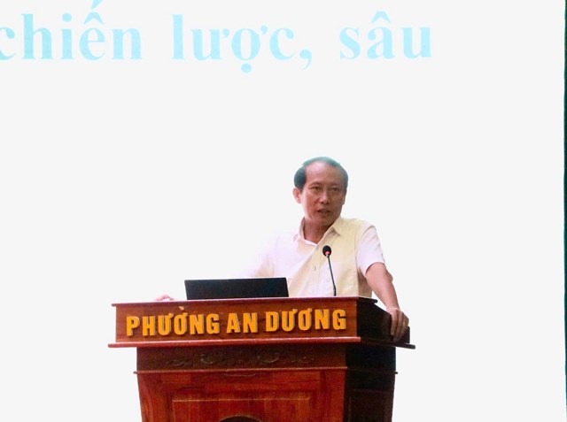 Nhà báo Văn Tiến Bằng – Phó Vụ trưởng Vụ Thông tin – Đối ngoại, Ban Tuyên giáo và Dân vận Trung ương truyền đạt chuyên đề “Tình hình thế giới, khu vực nổi bật thời gian gần đây – Tác động và chủ trương, giải pháp của Việt Nam