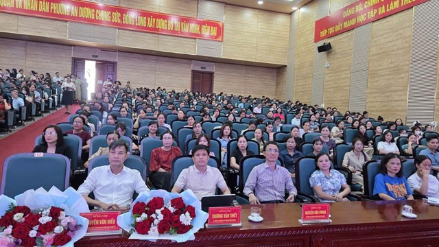 Đại biểu, cán bộ, giáo viên chăm chú lắng nghe các chuyên đề tại hội nghị.